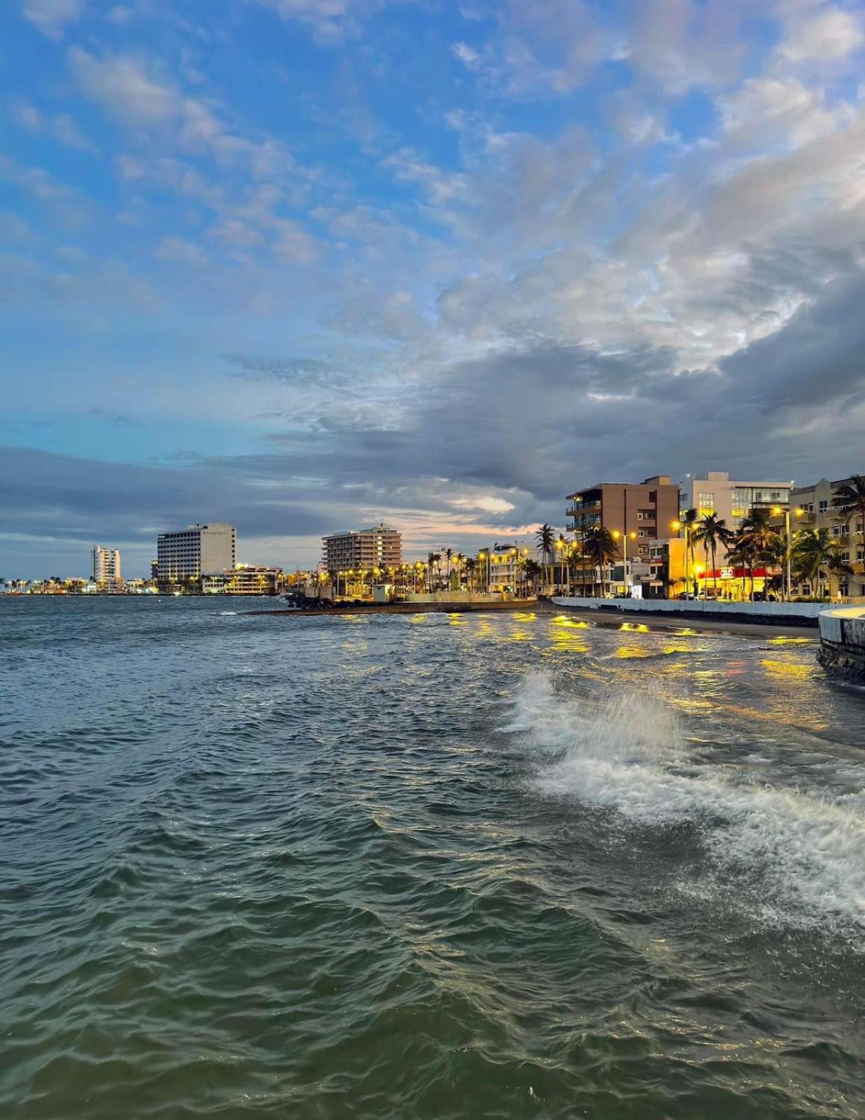 Suites Brisa Marina - Atras De Playa Regatas Y El Malecon, 6 Calles Del Acuario 베라크루즈 외부 사진
